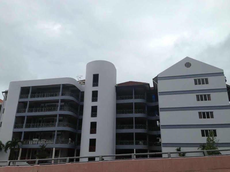 Perdana Serviced Apartment & Resorts Padang Mat Sirat Exterior foto